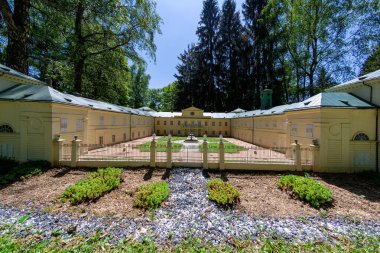 Marianske Lazne, Çek Cumhuriyeti - 29 Mayıs 2023: Boheminium Minyatür Parkı - Lazne Kynzvart şatosunun minyatürü (Bad Knigswart)