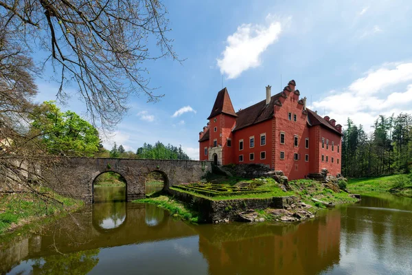 Staatliches Wasserschloss Aus Der Renaissance Mit Teich Park Und Einigen — Stockfoto