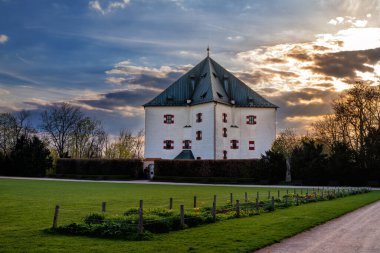 Prag 'da Hvezda' daki Rönesans yazlık sarayı Hvezda - Çek Cumhuriyeti, Avrupa.
