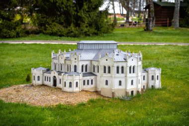 Marianske Lazne, Çek Cumhuriyeti - 29 Mayıs 2023: Boheminium Minyatür Parkı - Tachov yakınlarındaki Svetce 'de binicilik salonunun minyatürü