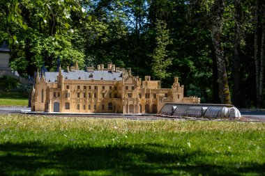 Marianske Lazne, Çek Cumhuriyeti - 29 Mayıs 2023: Boheminium Minyatür Parkı - Lednice şatosunun minyatürü