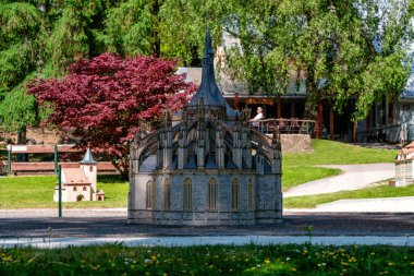 Marianske Lazne, Çek Cumhuriyeti - 29 Mayıs 2023: Boheminium Minyatür Parkı - Kutna Hora 'daki St. Barbara Kilisesi' nin minyatürü