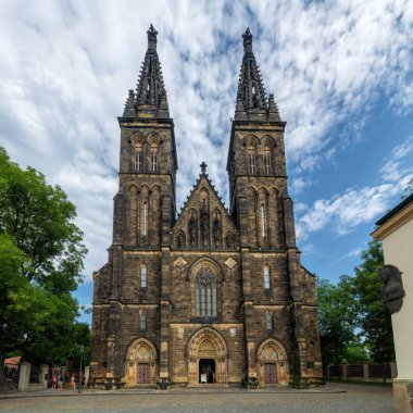 Prag 'daki Aziz Peter ve Paul Bazilikası (Vysehrad) önemli bir dini ve kültürel anıttır.