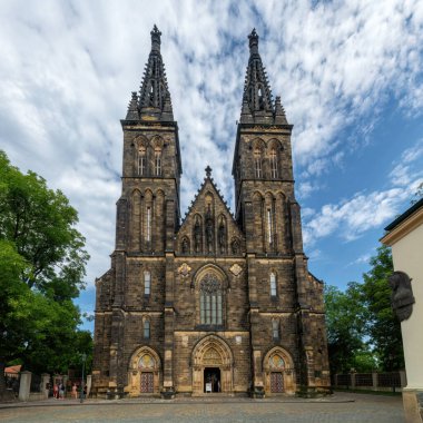 Prag 'daki Aziz Peter ve Paul Bazilikası (Vysehrad) önemli bir dini ve kültürel anıttır.