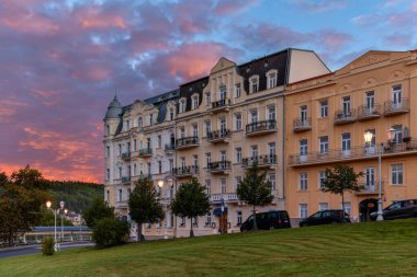Marianske Lazne 'de (Marienbad) gün doğumu - Goethe Meydanı' nda spa mimarisi - oteller - Çek Cumhuriyeti, Avrupa