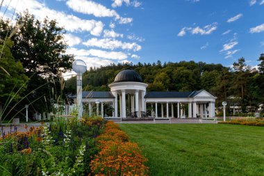 Colonnade (Çekçe Kolonda), Çek Cumhuriyeti 'nin batısında yer alan ünlü küçük Bohemya spa kasabası Marianske Lazne' nin (Marienbad) merkezi olan Caroline ve Rudolf 'un soğuk maden suyunun kaynağıdır.