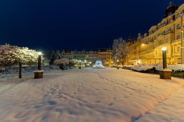 Spa merkezi küçük Batı bohem spa Town Marianske Lazne (Marienbad) kışın kar - Çek Cumhuriyeti ile