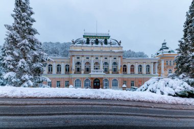 Marianske Lazne, Çek Cumhuriyeti - 28 Kasım 2023: Marianske Lazne (Marienbad) 'da Kumarhane Kültür ve Konferans Merkezi (Spolecensky dum Casino) - Spa şehrinde kış karlı günü