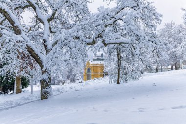 Ana spa sütunları (ayrıca Maxim Gorky Colonnade olarak da bilinir) Marianske Lazne 'nin (Marienbad) ana simgesidir. 180 metre uzunluğuyla Çek Cumhuriyeti 'nin en uzun sütunudur..