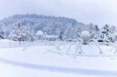 Arka planda Carolina Spring Colonnade (Çek Kolonada) ile karla kaplı şarkı söyleyen çeşme - kaplıca kasabası Marianske Lazne 'nin (Marienbad)