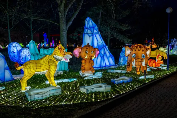 Prag, Çek Cumhuriyeti - 11 Mart 2024: Wonderland Prag - Letnany - Olağanüstü ışık tesisleri ve eğlence eğlenceleri - peri masallarının ve fantazilerin ışıltılı dünyası