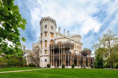 Hluboka nad Vltavou, Çek Cumhuriyeti - 6 Mayıs 2023: Güzel parklı ünlü beyaz Hluboka Şatosu, Hluboka nad Vltavou 'da tarihi şato Ceske Budejovice yakınlarında