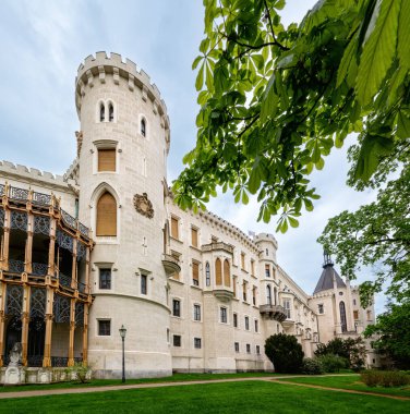 Hluboka nad Vltavou, Çek Cumhuriyeti - 6 Mayıs 2023: Güzel parklı ünlü beyaz Hluboka Şatosu, Hluboka nad Vltavou 'da tarihi şato Ceske Budejovice yakınlarında