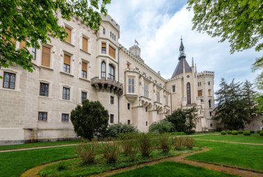 Hluboka nad Vltavou, Çek Cumhuriyeti - 6 Mayıs 2023: Güzel parklı ünlü beyaz Hluboka Şatosu, Hluboka nad Vltavou 'da tarihi şato Ceske Budejovice yakınlarında