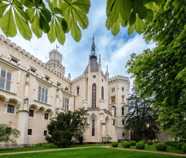 Hluboka nad Vltavou, Çek Cumhuriyeti - 6 Mayıs 2023: Güzel parklı ünlü beyaz Hluboka Şatosu, Hluboka nad Vltavou 'da tarihi şato Ceske Budejovice yakınlarında