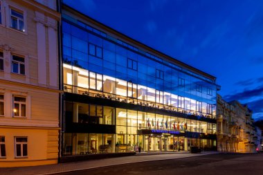 Marianske Lazne 'de (Marienbad) akşam - Çek UNESCO' nun Çek Cumhuriyeti, Avrupa 'daki Main Colonnade yakınlarında Spa Hotel Nabokov