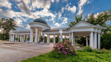 Colonnade (Çekçe Kolonada), Çek Cumhuriyeti 'nin batısındaki ünlü küçük Bohemya spa kasabası Marianske Lazne' nin (Marienbad) merkezi olan Caroline ve Rudolf 'un soğuk maden suyu kaynağı.