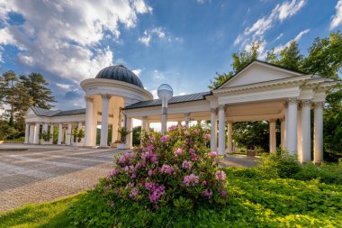 Colonnade (Çekçe Kolonada), Çek Cumhuriyeti 'nin batısındaki ünlü küçük Bohemya spa kasabası Marianske Lazne' nin (Marienbad) merkezi olan Caroline ve Rudolf 'un soğuk maden suyu kaynağı.