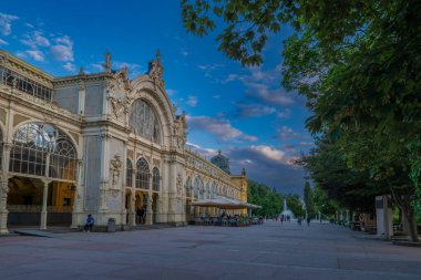 Marianske Lazne 'nin (Marienbad) ana sütununda akşam - Çek Cumhuriyeti' nin batısındaki ünlü Bohemya spa kasabası (Karlovy Vary bölgesi))