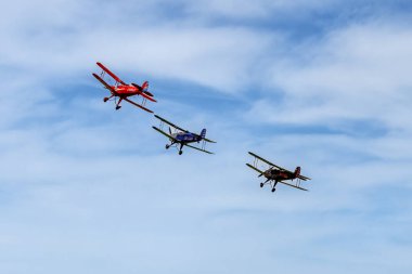 Plasy, Çek Cumhuriyeti - 28 Nisan 2024: Day in the Air 2024 (Plzen yakınlarındaki Hava Günü) - Çift kanatlı akrobatik grup - Bcker 131 Jungmann