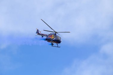 Plasy, Çek Cumhuriyeti - 28 Nisan 2024: Day in the Air 2024 (Plzen yakınlarındaki Hava Günü) - Kızıl Boğa B 105 helikopteri ve Avusturya 'dan pilot Siegfried Schwarz ile dünyanın en iyi akrobatikleri