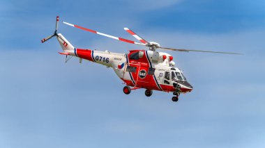 Plasy, Çek Cumhuriyeti - 28 Nisan 2024: Air Day in the Air 2024 - Çek Ordusu 'nun PZL W-3A Sokol kurtarma helikopterinin akrobatik gösterisi