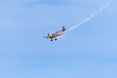 Plasy, Çek Cumhuriyeti - 28 Nisan 2024: Day in the Air 2024 (Plzen yakınlarındaki Hava Günü) - Kızıl Boğa Hava Yarışı Dünya Şampiyonu 'nun Aerobatik gösterisi - 300 SR (pilot Martin Sonka)