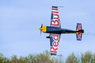 Plasy, Çek Cumhuriyeti - 28 Nisan 2024: Day in the Air 2024 (Plzen yakınlarındaki Hava Günü) - Kızıl Boğa Hava Yarışı Dünya Şampiyonu 'nun Aerobatik gösterisi - 300 SR (pilot Martin Sonka)