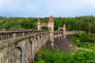 Resimli taş baraj Les Kralovstvi. Peri masalı gibi, yemyeşil ormanlarla çevrili kuleleri var. Doğayla tarihi sakin bir ortamda harmanlayan manzaralı bir mimari eser..