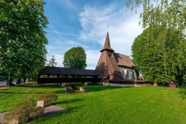 Koci 'deki St. Bartholomew Kilisesi (Pardubice yakınlarında) aslında Gotik bir binadır. Wenceslas IV 'ün ikinci karısı Kraliçe Sophie tarafından kurulmuş tek katlı ahşap bir kilise..