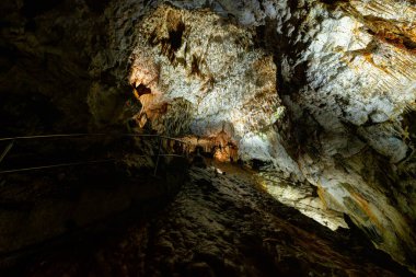 Karst Özgürlük Mağarası (Slovakca: Demanovska jaskyna slobody), Slovakya 'nın en çok ziyaret edilen turistik mağarası olan vadinin alçak Tatras bölgesinde bir karst mağarası..