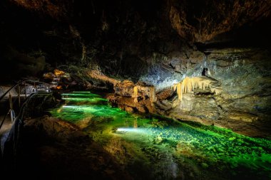 Karst Özgürlük Mağarası (Slovakca: Demanovska jaskyna slobody), Slovakya 'nın en çok ziyaret edilen turistik mağarası olan vadinin alçak Tatras bölgesinde bir karst mağarası..