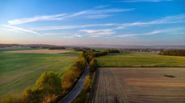 Tarım - sonbahar manzarasının hava fotoğrafçılığı - akşam ışığında çayırlar ve tarlalar