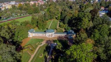 Çek spa kasabası Marianske Lazne (Marienbad) - Rudolf Spring 'in pavyonundan Ferdinand Spring' in küçük sütununa insansız hava aracı uçuşu