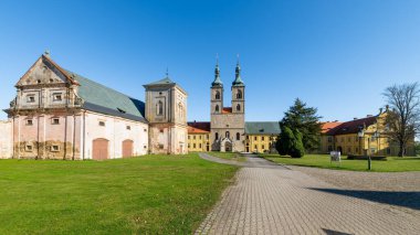 Tepla, Çek Cumhuriyeti - 25 Ekim 2024: Marianske Lazne yakınlarındaki Tepla kasabası yakınlarında 12. yüzyılda kurulan Eski Premonstratensiya manastırı