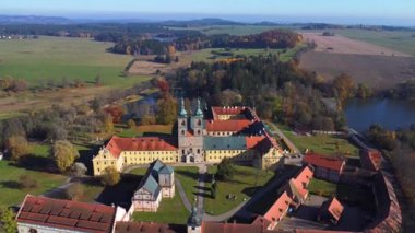 Tepla, Çek Cumhuriyeti - 25 Ekim 2024: Hava aracı görüntüsü - Marianske Lazne yakınlarındaki Tepla Manastırı, güneşli bir gün