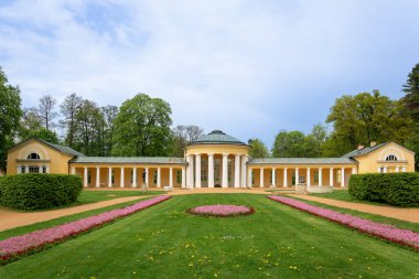 Marianske Lazne 'de (Marienbad) küçük bir sütun - kaplıca parkında bahar. Spa mimarisi - Ferdinand 'ın soğuk maden suyu sütunları - Çek Cumhuriyeti, Avrupa