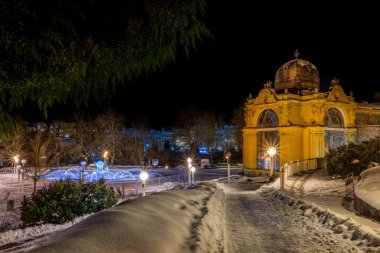 Şarkı söyleyen çeşme ve kar altında ana sütun - Büyük kaplıca kenti Marianske Lazne 'de kış akşamı (Marienbad) - Çek Cumhuriyeti, Avrupa