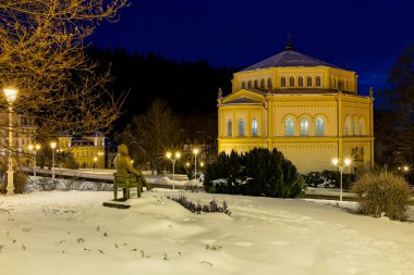 Goethe Meydanı Marianske Lazne - Bakire Meryem 'in Varsayımı Katolik Kilisesi, Alman şair J. W. Goethe' nin anısına - kış akşamı