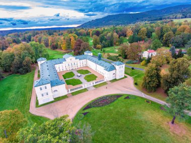 Lazne Kynzvart, Çek Cumhuriyeti - 21 Ekim 2023: Devlet Kalesi 'nin insansız hava aracı görüntüsü - kale ünlü batı Bohemian spa kasabası Marianske Lazne (Marienbad)