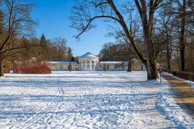 Marianske Lazne 'de (Marienbad) küçük bir sütun - kaplıca parkında kar. Spa mimarisi - Ferdinand 'ın soğuk maden suyu sütunları - Çek Cumhuriyeti, Avrupa