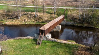Sumava dağlarındaki Lenora yakınlarındaki ahşap köprü eşsiz bir ulusal kültür anıtı - ahşap güvertesi ve taş sütunları olan tarihi köprü