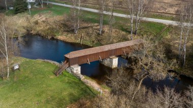 Sumava dağlarındaki Lenora yakınlarındaki ahşap köprü eşsiz bir ulusal kültür anıtı - ahşap güvertesi ve taş sütunları olan tarihi köprü