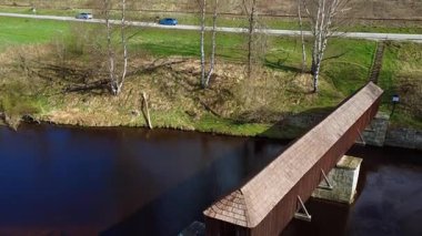 Sumava dağlarındaki Lenora yakınlarındaki ahşap köprü eşsiz bir ulusal kültür anıtı - ahşap güvertesi ve taş sütunları olan tarihi köprü