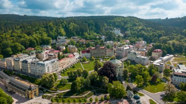 Marianske Lazne - Goethe Meydanı 'nın havadan görünüşü - kaplıca kasabasının merkezi - insansız hava aracı