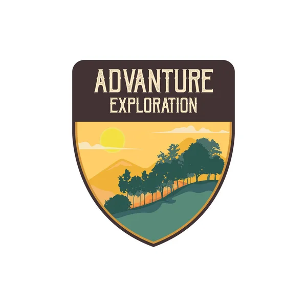 Adventure Mountain Outdoor Vintage Logo Template Badge Emblem Style Pro — Vetor de Stock