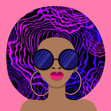 Psikedelik deseni olan siyah bir kadın ve saçlarında mor bir eğim var. Pembe arka planda küpeleri olan Afro-Amerikan kadın portresi. Ticari ürünlerde yazdırma için vektör illüstrasyonu