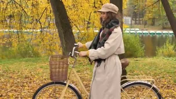 Красивая Улыбающаяся Женщина Плаще Шарфе Прогулки Городском Велосипеде Корзиной Осеннем — стоковое видео
