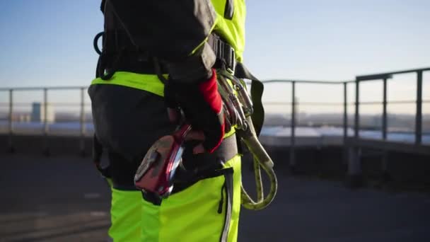 Close Industrial Climber Unfastens Trigger Device Loop Safety System Jumps — Stockvideo