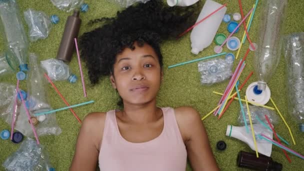 African American Woman Kinky Hair Lies Floor Young Housewife Looks — Vídeo de stock